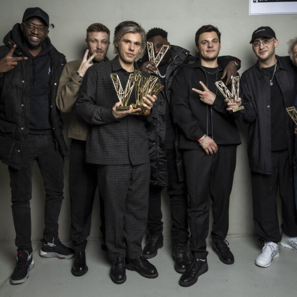 Exclusif - Orelsan (Création audiovisuelle de l'année pour "Montre jamais ça à personne" - Artiste masculin de l'année et Chanson originale de l'année pour "L'odeur de l'essence") avec son frère Clément Cotentin (à la gauche d'Orelsan), Skread (veste marron), Ablaye (noir sans casquette) et son équipe de prod en backstage lors la 37ème cérémonie des Victoires de la musique à la Seine musicale de Boulogne-Billancourt, le 11 février 2022. © Cyril Moreau / Tiziano Da Silva / Bestimage 