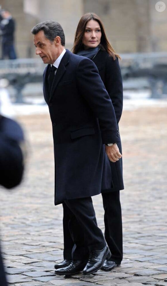 Carla et Nicolas Sarkozy lors des obsèques de Philippe Séguin le 11 janvier 2010.