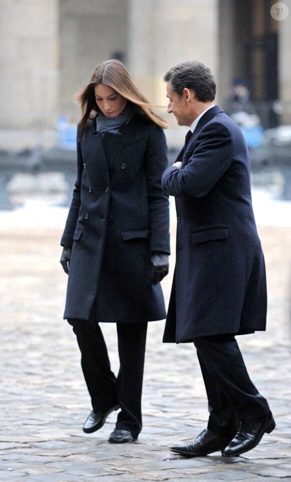 Carla Bruni et Nicolas Sarkozy lors des obsèques de Philippe Séguin le 11 janvier 2010.