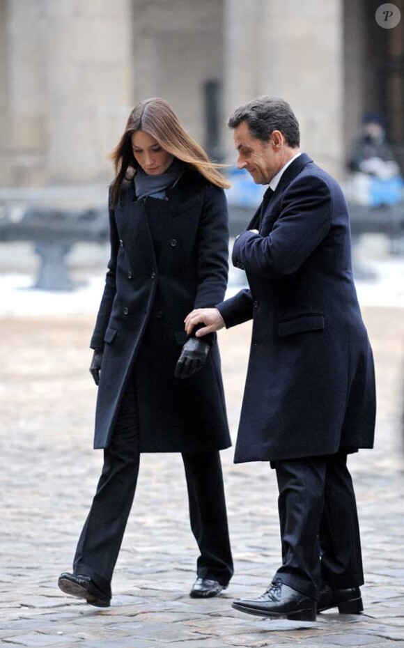 Carla Bruni et Nicolas Sarkozy lors des obsèques de Philippe Séguin le 11 janvier 2010.