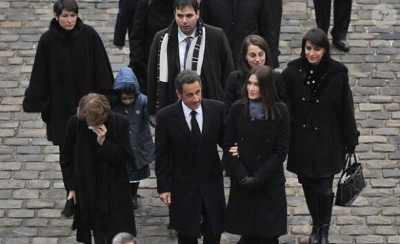 Nicolas Sarkozy et Carla Bruni entourés de la famille de Philippe Séguin aux obsèques de Philippe Séguin