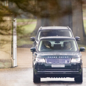 Le prince Andrew, duc d'York, et Sarah Ferguson, duchesse d'York, en voiture à la sortie du château de Windsor, le 15 janvier 2022.