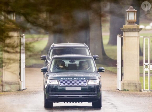 Le prince Andrew, duc d'York, et Sarah Ferguson, duchesse d'York, en voiture à la sortie du château de Windsor, le 15 janvier 2022.