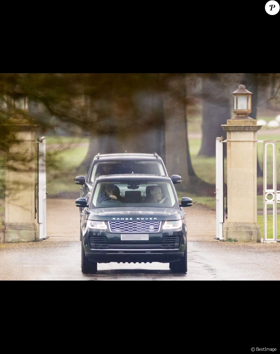 Le prince Andrew, duc d'York, et Sarah Ferguson, duchesse d'York, en voiture à la sortie du château de Windsor, le 15 janvier 2022.