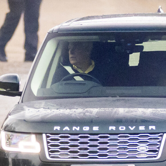 Le prince Andrew, duc d'York, et Sarah Ferguson, duchesse d'York, en voiture à la sortie du château de Windsor, le 15 janvier 2022.