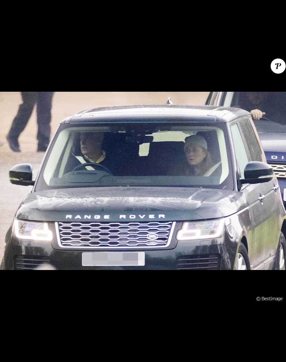 Le prince Andrew, duc d'York, et Sarah Ferguson, duchesse d'York, en voiture à la sortie du château de Windsor, le 15 janvier 2022.