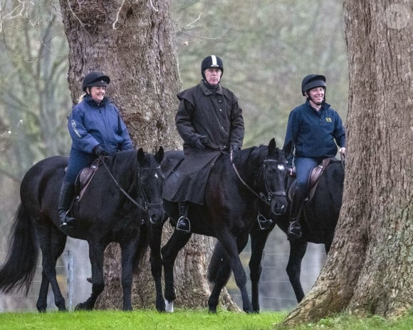 Le prince Andrew, duc d'York, va faire une balade à cheval dans le parc du château de Windsor, Royaume Uni, le 13 décembre 2021.
