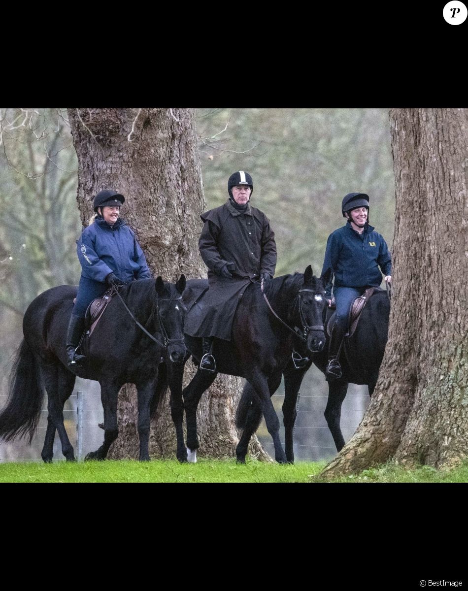 Le prince Andrew, duc d'York, va faire une balade à cheval dans le parc du château de Windsor, Royaume Uni, le 13 décembre 2021.