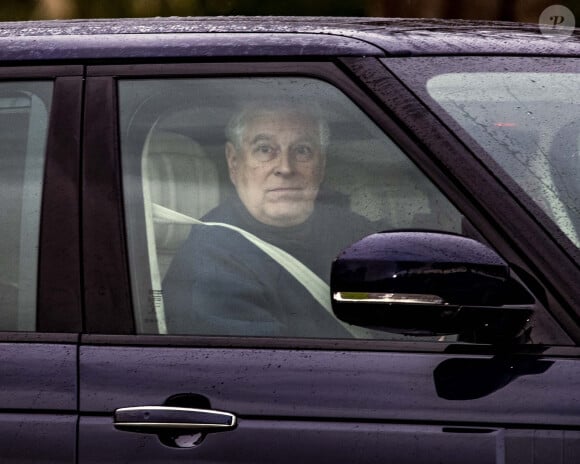 Le prince Andrew, duc d'York, aperçu au volant de sa voiture à Windsor, le 6 décembre 2021.