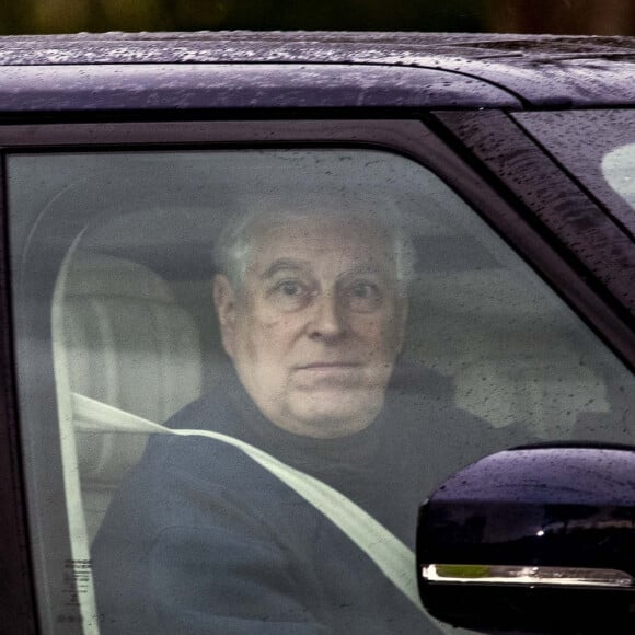 Le prince Andrew, duc d'York, aperçu au volant de sa voiture à Windsor, le 6 décembre 2021.