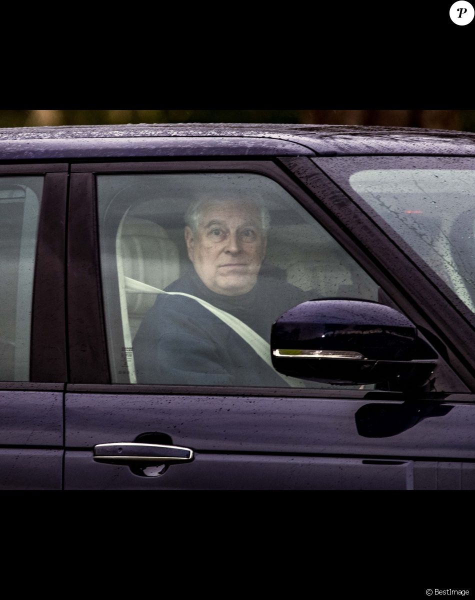 Le prince Andrew, duc d'York, aperçu au volant de sa voiture à Windsor, le 6 décembre 2021.