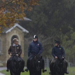 Le prince Andrew, duc d'York, se promène à cheval de bon matin à Windsor, le 30 novembre 2021.