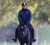 Le prince Andrew, duc d'York, fait une balade à cheval à Windsor le 6 novembre 2021.