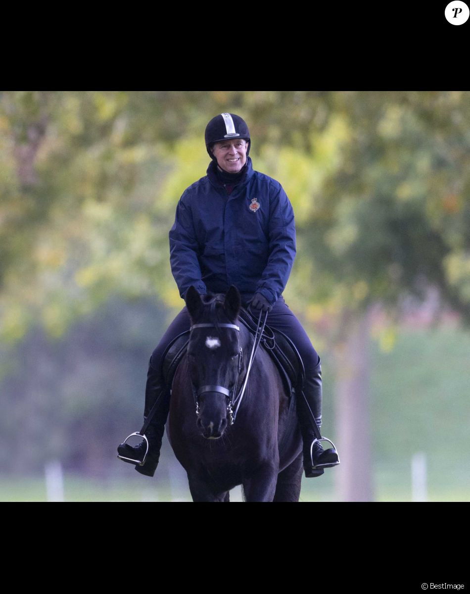 Le prince Andrew, duc d'York, fait une balade à cheval à Windsor le 6 novembre 2021.