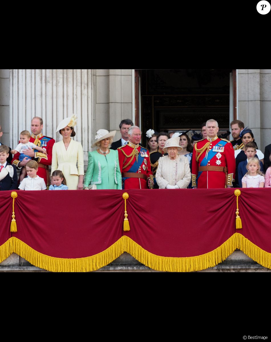 Le prince William, duc de Cambridge, et Catherine (Kate) Middleton, duchesse de Cambridge, le prince George de Cambridge, la princesse Charlotte de Cambridge, le prince Louis de Cambridge, Camilla Parker Bowles, duchesse de Cornouailles, le prince Charles, prince de Galles, la reine Elisabeth II d'Angleterre, le prince Andrew, duc d'York, le prince Harry, duc de Sussex, et Meghan Markle, duchesse de Sussex, la princesse Beatrice d'York, la princesse Eugenie d'York, la princesse Anne - La famille royale au balcon du palais de Buckingham lors de la parade Trooping the Colour 2019, célébrant le 93ème anniversaire de la reine Elisabeth II, Londres, le 8 juin 2019.
