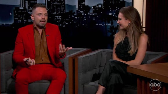 Sebastian Stan et Lily James sur le plateau de l'émission "The Tonight Show Starring Jimmy Fallon" à New York, le 1er février 2022. 