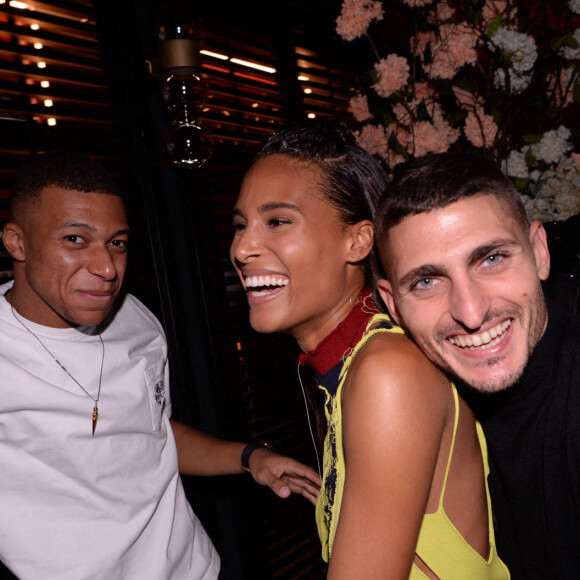 Semi-exclusif - Neymar Jr, Kylian Mbappé, Cindy Bruna et Marco Verratti lors de la soirée d'anniversaire de C.Bruna (27 ans) au restaurant Giusé Trattoria à Paris, France, le 1er octobre 2021. Un événement organisé par Five Eyes Production. © Rachid Bellak/Bestimage
