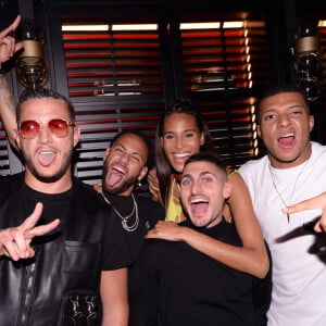 Semi-exclusif - DJ Snake (William Grigahcine), Neymar Jr, Cindy Bruna, Marco Verratti et Kylian Mbappé lors de la soirée d'anniversaire de C.Bruna (27 ans) au restaurant Giusé Trattoria à Paris, France, le 1er octobre 2021. Un événement organisé par Five Eyes Production. © Rachid Bellak/Bestimage