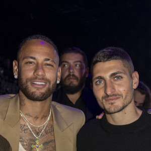 Rafinha, Neymar Jr, Marco Verratti et Achraf Hakimi - People au défilé de mode Femmes prêt-à-porter printemps-été 2022 "Balmain" à la Seine Musicale à Paris. Le 29 septembre 2021 © Olivier Borde / Bestimage