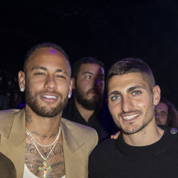 Rafinha, Neymar Jr, Marco Verratti et Achraf Hakimi - People au défilé de mode Femmes prêt-à-porter printemps-été 2022 "Balmain" à la Seine Musicale à Paris. Le 29 septembre 2021 © Olivier Borde / Bestimage