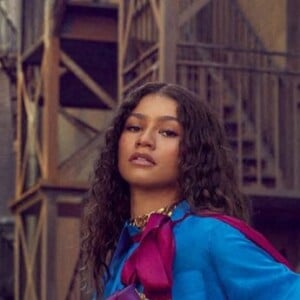 Zendaya dans la nouvelle campagne printemps-été 2022 du sac à main "One Stud" de Valentino.