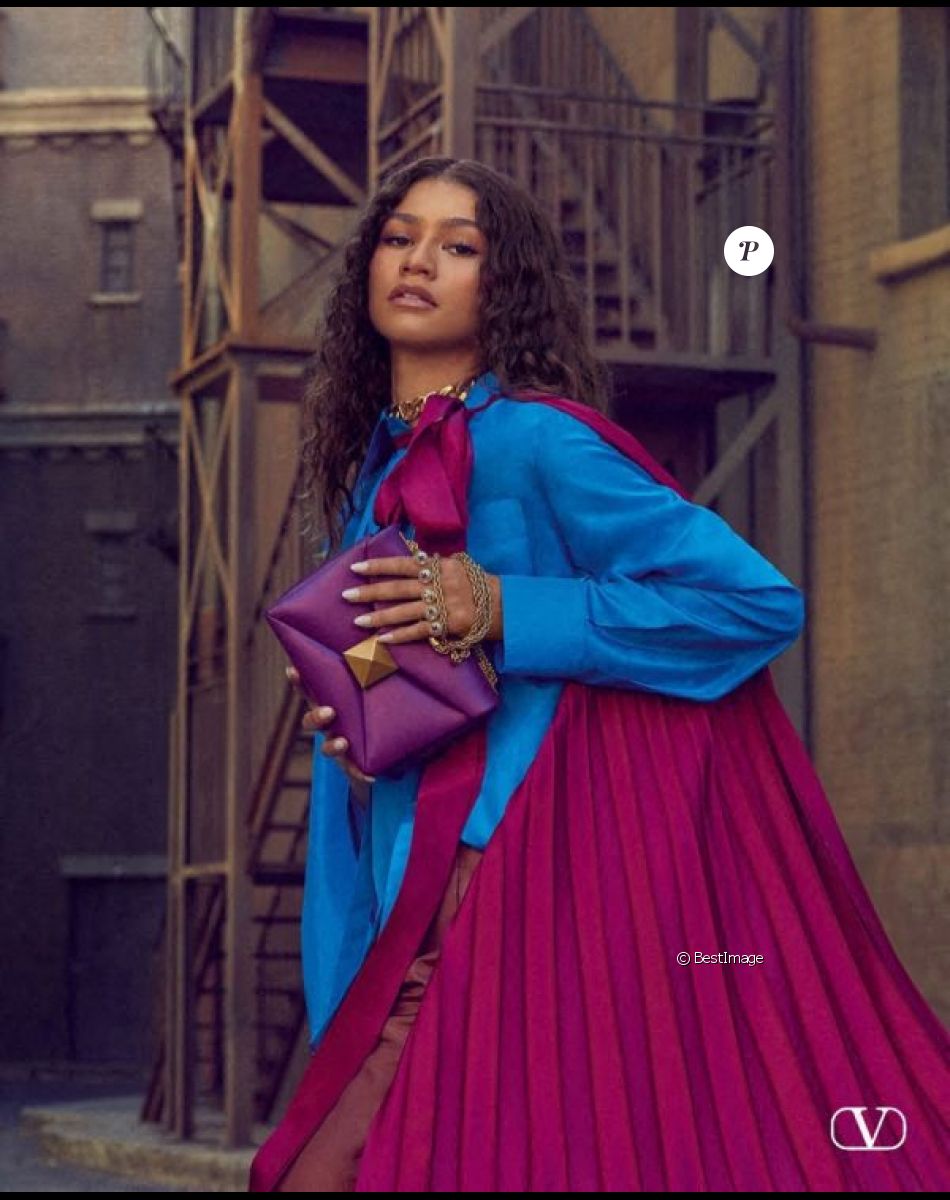 Zendaya dans la nouvelle campagne printemps-été 2022 du sac à main "One Stud" de Valentino.