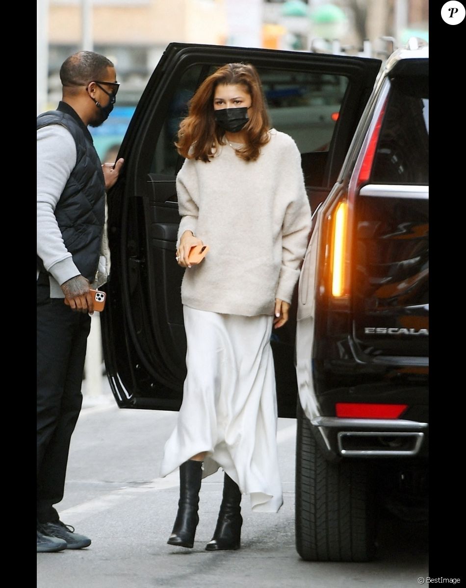 Exclusif - Zendaya fait du shopping à New York le 17 février 2022.
