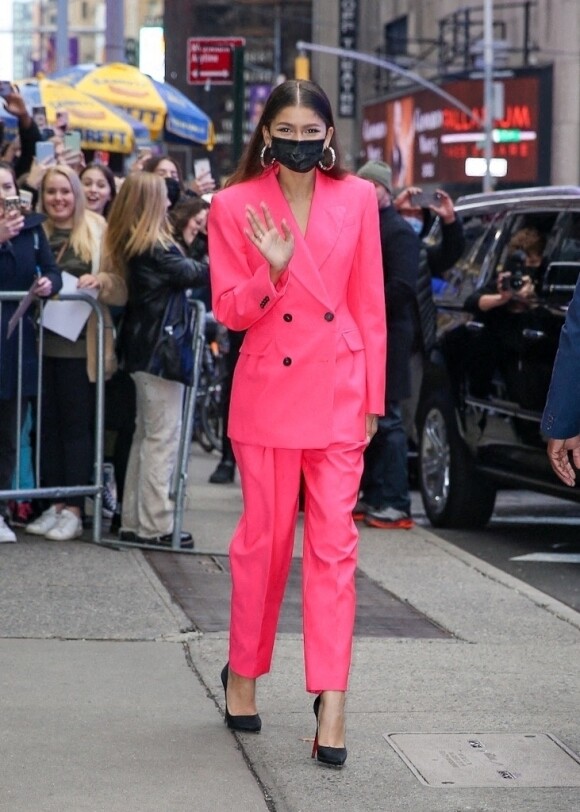 Zendaya salue ses fans à la sortie de l'émission "Good Morning America" à New York le 10 décembre 2021.