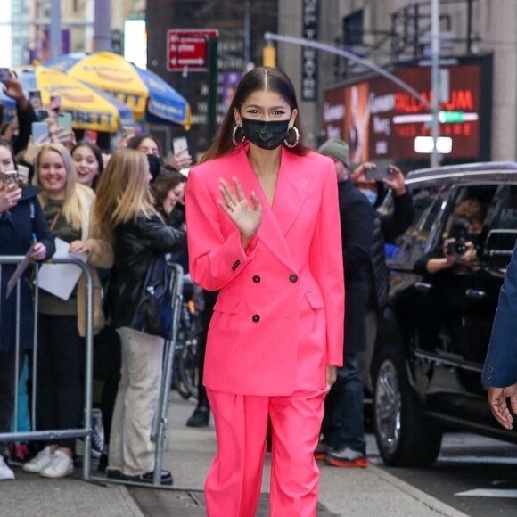 Zendaya salue ses fans à la sortie de l'émission "Good Morning America" à New York le 10 décembre 2021.