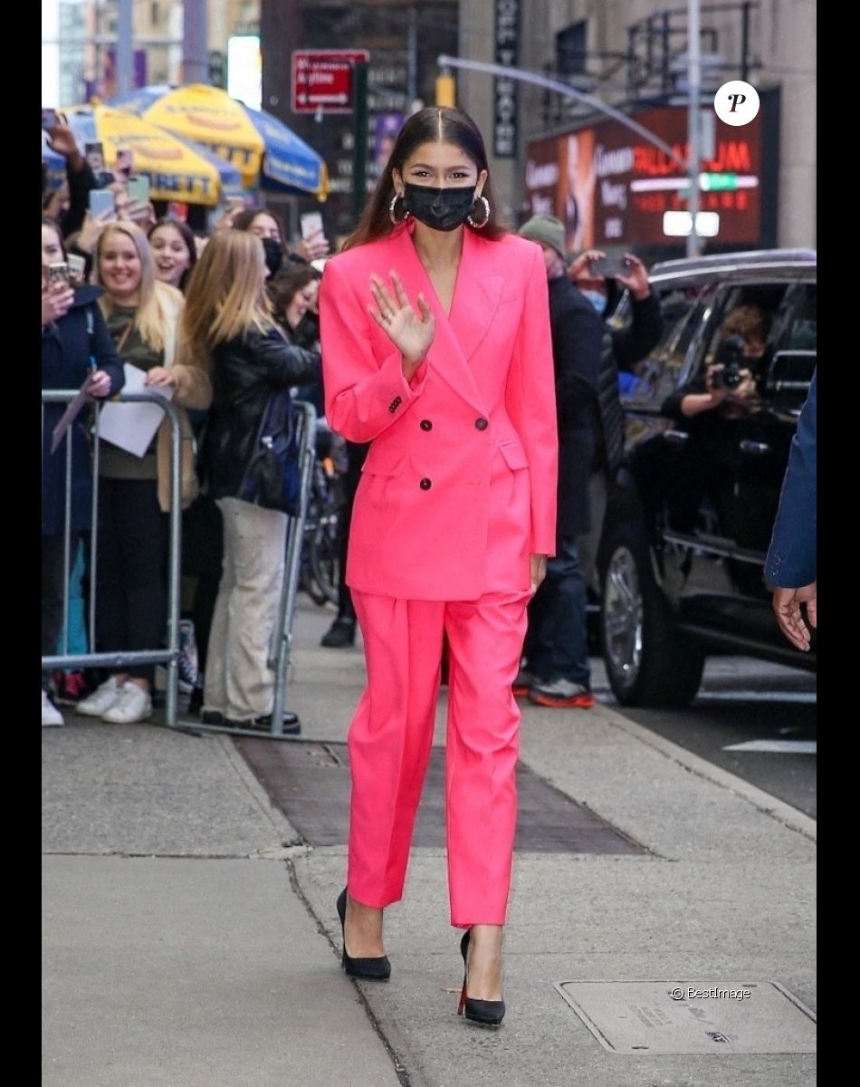 Zendaya salue ses fans à la sortie de l'émission "Good Morning America" à New York le 10 décembre 2021.