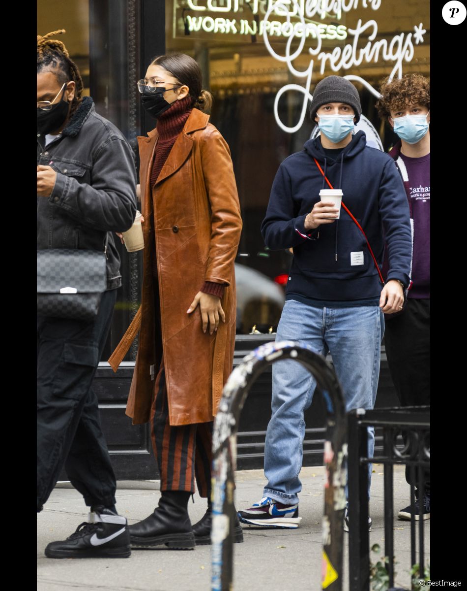 Exclusif - Zendaya et son compagnon Tom Holland se promènent à New York, entourés de leurs gardes du coprs. Le couple d'amoureux a déjeuné au restaurant puis est allé faire du shopping chez Carhartt avant d'aller se faire masser au "Grand Healing Spa" en fin de journée. New York, le 8 décembre 2021.