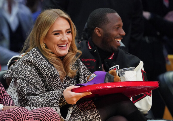 Adele et son compagnon Rich Paul dans les gradins d'un match de NBA au Rocket Mortgage FieldHouse de Cleveland.