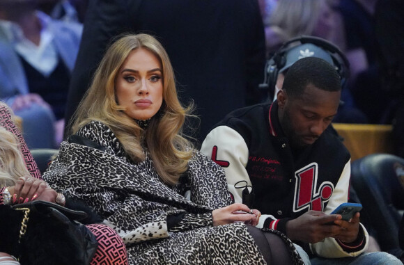 Adele et son compagnon Rich Paul dans les gradins d'un match de NBA au Rocket Mortgage FieldHouse de Cleveland, le 20 février 2022.