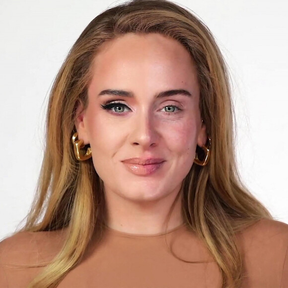 Adèle s'offre une cure de jouvence des mains expertes de la star de YouTube, NikkieTutorials. Pays-Bas. Le 3 décembre 2021.