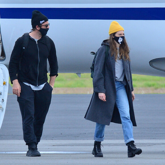 Exclusif - Shailene Woodley et Aaron Rodgers quittent Orlando en Floride après un séjour en amoureux à Disney World le 5 avril 2021.