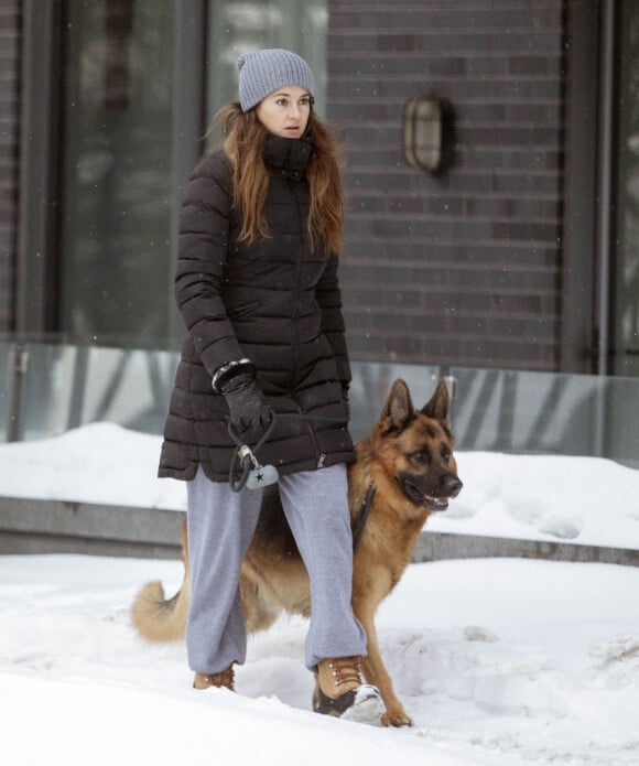 Exclusif - Shailene Woodley promène son chien, un berger allemand, dans les rues enneigées à Montréal, Québec, Canada, le 25 février 2021. 