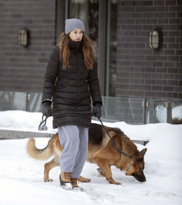 Exclusif - Shailene Woodley promène son chien, un berger allemand, dans les rues enneigées à Montréal, Québec, Canada, le 25 février 2021.