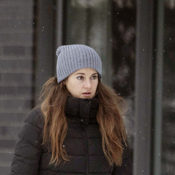 Exclusif - Shailene Woodley promène son chien, un berger allemand, dans les rues enneigées à Montréal, Québec, Canada, le 25 février 2021.