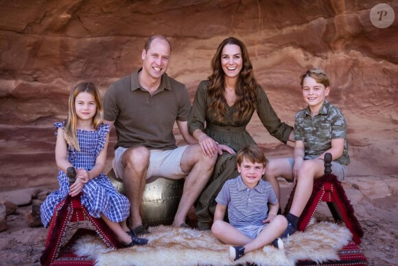 Kate Middleton, le prince William et leurs trois enfants, George, Charlotte et Louis, lors de leur voyage en Jordanie. Photo utilisée pour leur carte de voeux.