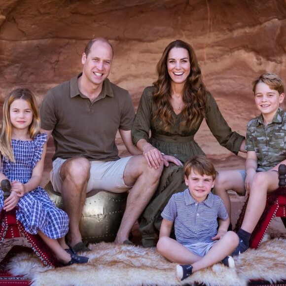Kate Middleton, le prince William et leurs trois enfants, George, Charlotte et Louis, lors de leur voyage en Jordanie. Photo utilisée pour leur carte de voeux.