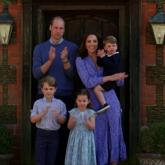 Le prince William et Kate Middleton avec leurs enfants, le prince George, la princesse Charlotte et le prince Louis, applaudissent les travailleurs de première ligne pendant l'épidémie de coronavirus, depuis leur demeure d'Anmer Hall (Norfolk).