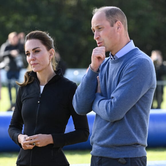 Le prince William, duc de Cambridge, et Catherine (Kate) Middleton, duchesse de Cambridge, visitent le clud de Rugby, City of Derry R.F.C. à Londonderry.