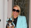 Paris Hilton quitte son appartement avec son Chihuahua à New York le 27 janvier 2022.