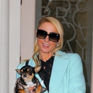 Paris Hilton quitte son appartement avec son Chihuahua à New York le 27 janvier 2022.