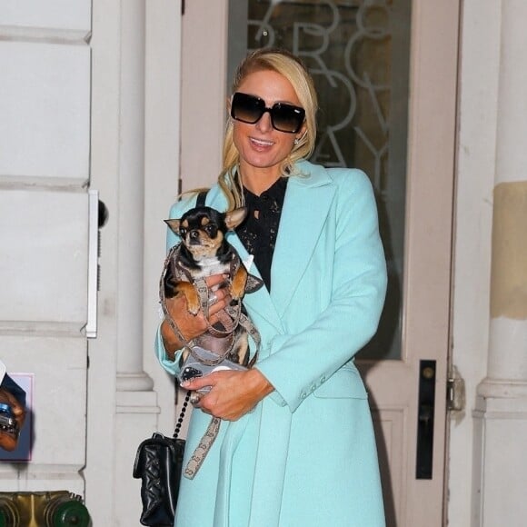 Paris Hilton quitte son appartement avec son Chihuahua à New York le 27 janvier 2022.