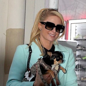 Paris Hilton quitte son appartement avec son Chihuahua à New York le 27 janvier 2022.