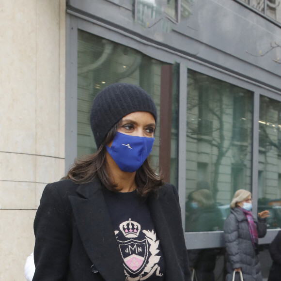 Exclusif - Karine le Marchand à sa sortie d'un enregistrement radio dans les studios RTL à Paris, France, le 10 février 2022.