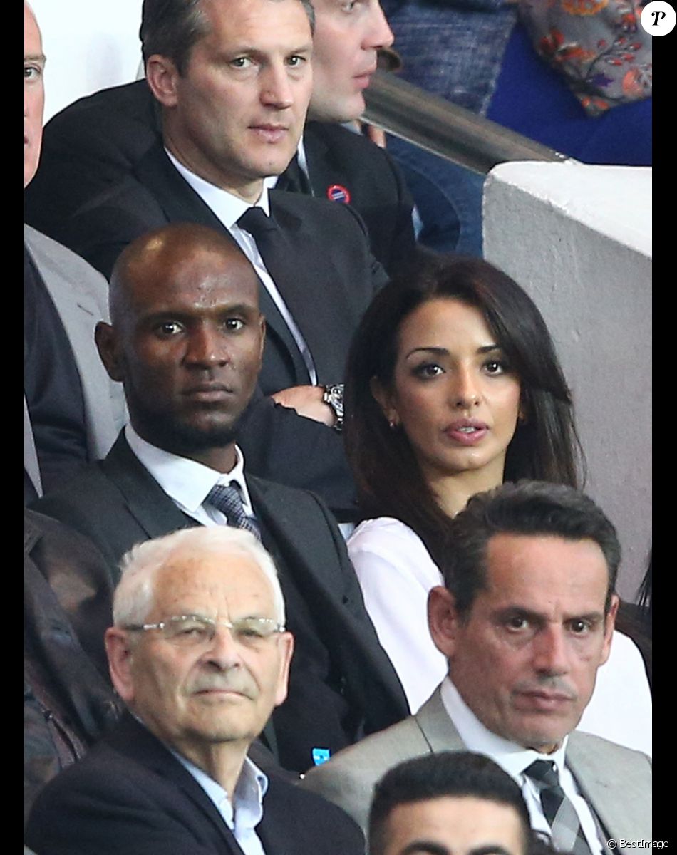 Eric Abidal et sa femme Hayet Kebir - People assistent au quart finale de la Ligue des Champions de football au Parc des Princes entre le PSG et le FC Barcelone à Paris le 15 avril 2015.