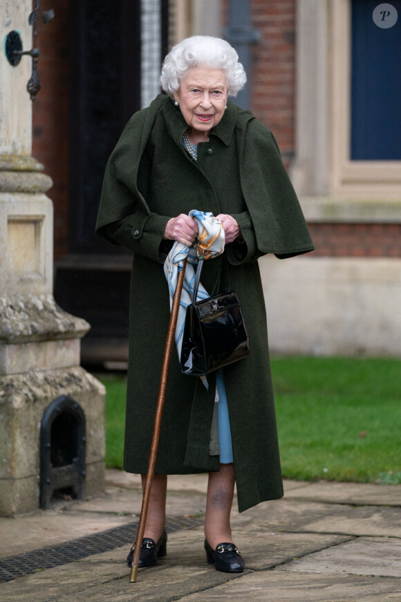 La reine Elisabeth II quitte Sandringham House, qui est la résidence de la reine à Norfolk, après une réception avec des représentants de groupes communautaires locaux pour célébrer le début du Jubilé de platine. Le 5 février 2022. 