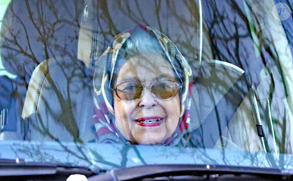 La reine Elisabeth II d'Angleterre, souriante, en voiture aux alentours de sa résidence de Sandringham. Le 3 février 2022 © Imago / Panoramic / Bestimage 